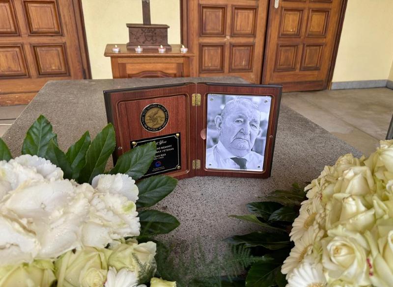Veteran Perang Korea asal Luksemburg, Gilbert Hauffels, wafat pada tanggal 24 April 2023 (waktu setempat) pada usia 90 tahun. Foto di atas menunjukkan plakat penghormatan dari Kementerian Urusan Patriot dan Veteran yang disampaikan dalam upacara pemakamannya di Luksemburg pada tanggal 8 Mei 2023. (Yonhap News)