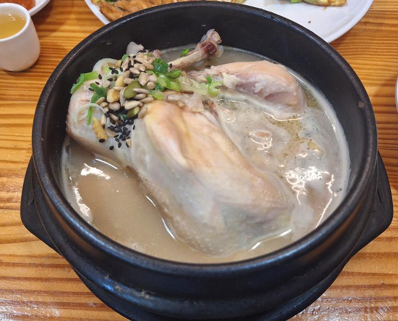 Samgyetang adalah hidangan sup ayam ginseng khas Korea yang umumnya dimakan pada saat musim panas untuk mengembalikan stamina tubuh.  