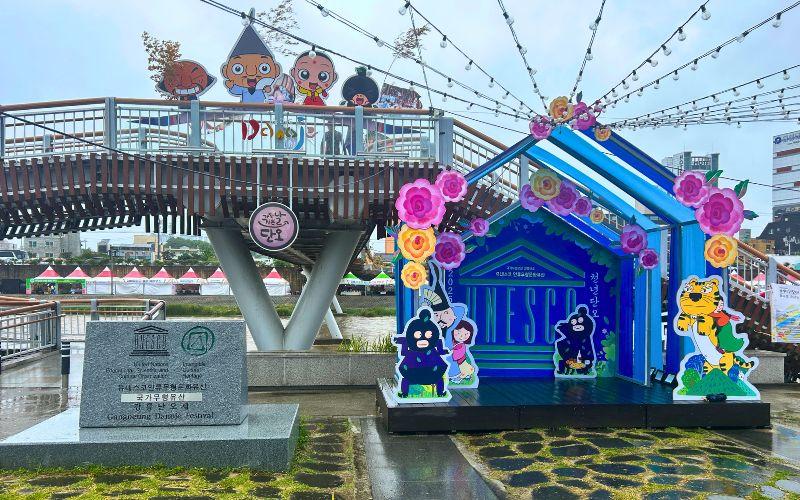 Festival Danoje Gangneung merupakan festival tradisional Korea berusia lebih dari seribu tahun yang digelar setiap bulan kelima kalender lunar. 