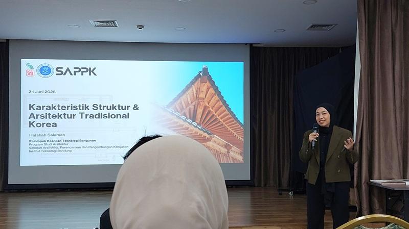 Potret Hafshah Salamah saat memaparkan materi yang mengenalkan karakteristik struktur arsitektur bangunan hanok. (Maulia Resta Mardaningtias) 