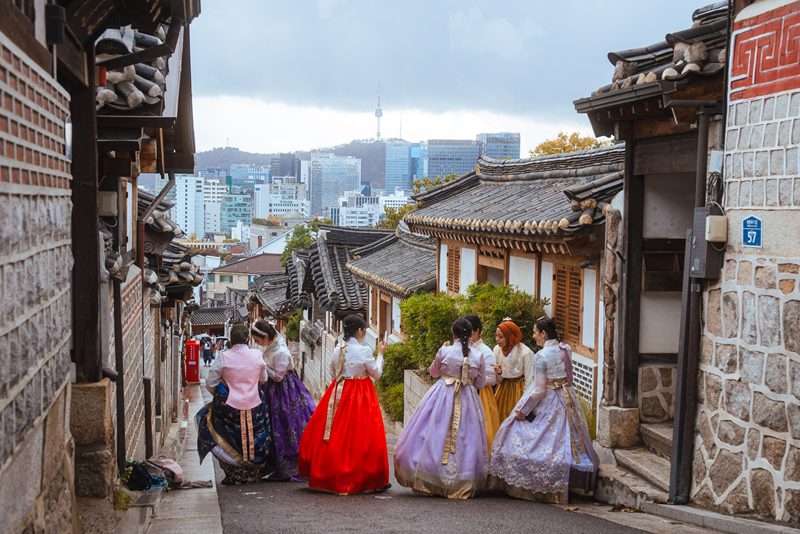 Potret Kampung Hanok Bukchon yang diambil pada November 2023. Meski berfungsi sebagai kawasan tempat tinggal, deretan hanok yang mencerminkan budaya Korea ini juga menjadi salah satu destinasi wisata populer bagi para wisatawan. (Kementerian Kebudayaan, Olahraga, dan Pariwisata) 