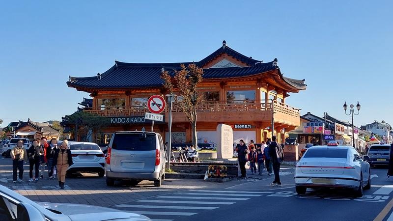 Potret bangunan kafe bergaya hanok di Hwangnidan-gil, Gyeongju, yang penulis abadikan pada November 2023. (Maulia Resta Mardaningtias)  