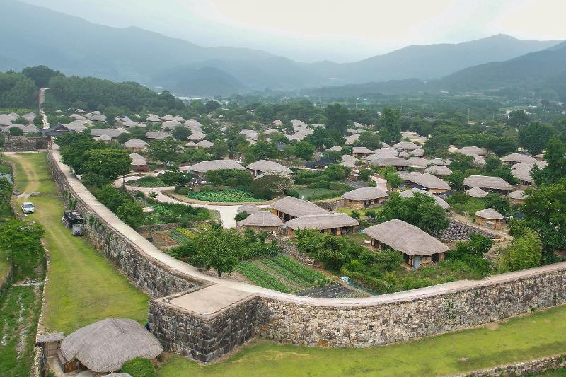 Melalui potret yang diambil pada tanggal 19 Juni 2026, terlihat pemandangan di Kota Berbenteng Naganeupseong di Kota Suncheon dengan rumah-rumah beratap jerami dan benteng batu yang masih terjaga. 