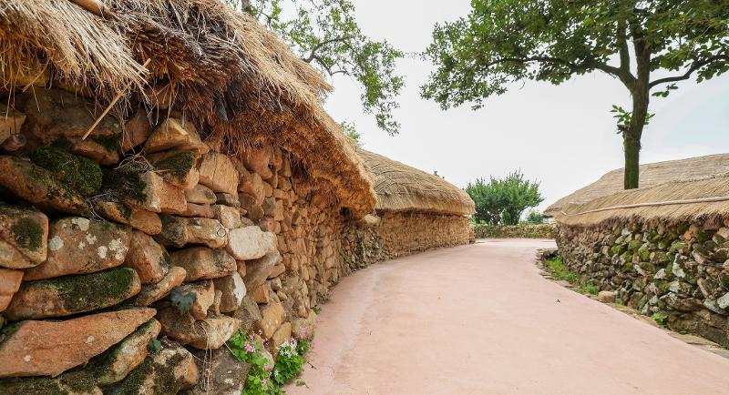 Lorong di Kota Berbenteng Naganeupseong di Kota Suncheon memperlihatkan suasana desa tradisional Korea yang masih terjaga. 