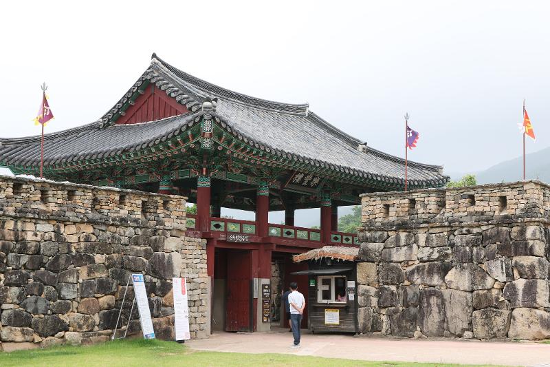 Gerbang dan dinding batu menjadi bagian penting dari identitas Kota Berbenteng Naganeupseong di Kota Suncheon. 