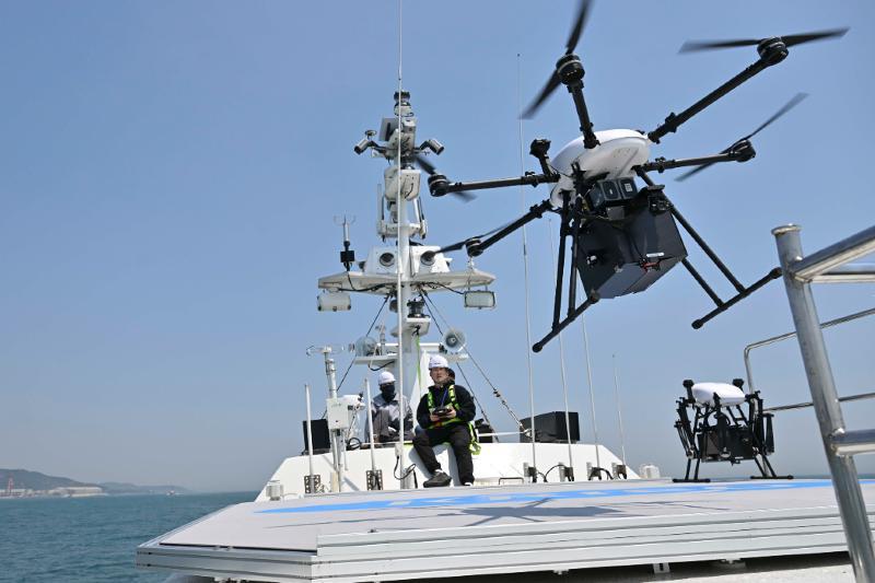 Drone lepas landas dan pendaratan vertikal (VTOL) untuk misi pengintaian dan pengawasan lepas landas dalam Latihan Verifikasi Kemampuan Operasi Sistem Nirawak Komersial pada Masa Damai yang digelar Angkatan Laut Republik Korea di perairan dekat Pelabuhan Ilsan, Ulsan, pada tanggal 12 Mei 2025. (Angkatan Laut Republik Korea)
