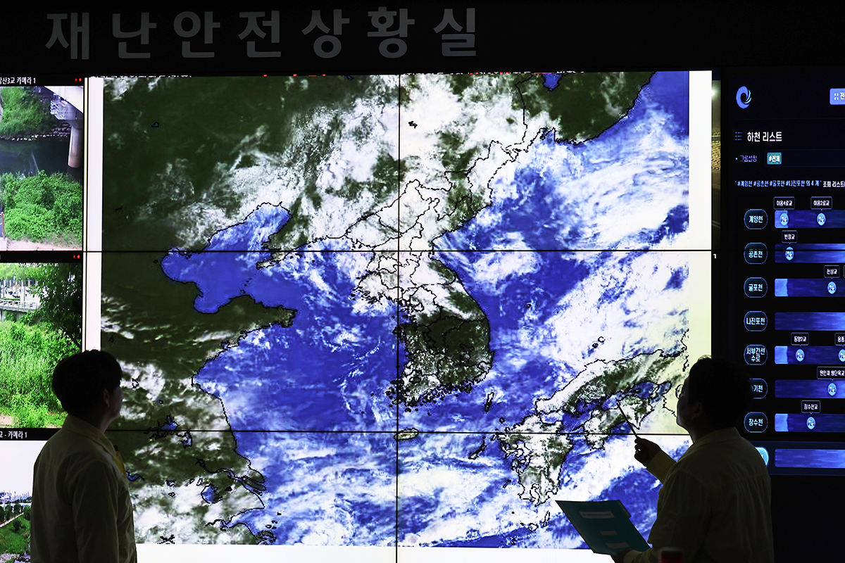 Para pekerja di Pusat Kendali Situasi Bencana dan Keselamatan Kota Incheon terlihat sedang memperhatikan video satelit pada tanggal 2 Juli 2026 untuk mempersiapkan kota terhadap guyuran hujan pada periode hujan di tengah musim panas. (Yonhap News)
