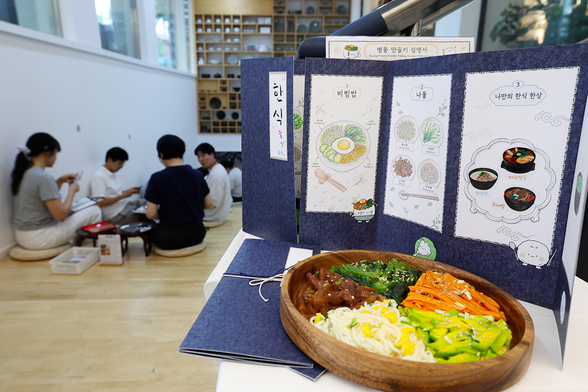 Para peserta program Hansik on the Folding Screen terlihat sedang mengikuti program dengan menggambar beragam makanan tradisional Korea di sekesel tradisional Korea pada tanggal 9 Juli 2026 di HANSIK Space E:eum, Jongno-gu, Seoul. (Park Daejin) 