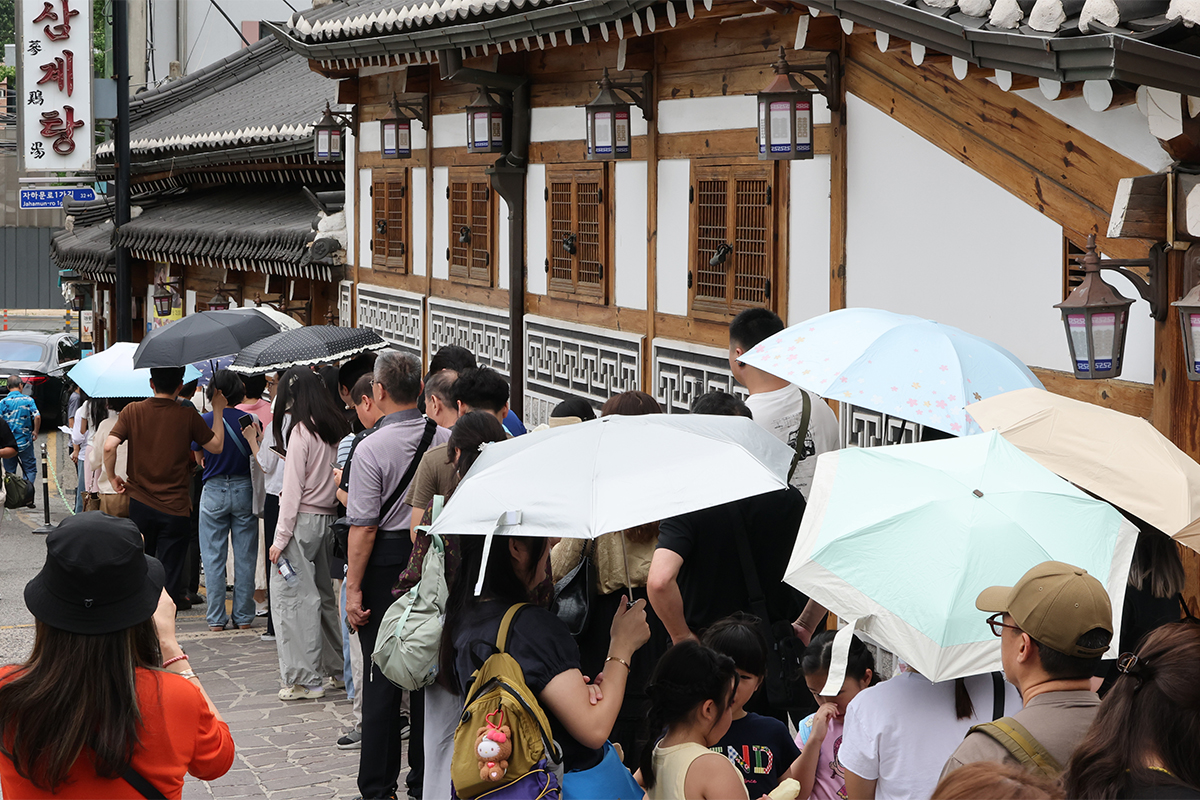 Antrean panjang terlihat pada tanggal 13 Juli 2026 di depan sebuah restoran samgyetang yang terletak pusat Kota Seoul. Hari itu merupakan dua hari sebelum hari Chobok, yaitu hari pertama di antara tiga hari terpanas yang berada di bulan keenam dan ketujuh menurut penanggalan lunar. 