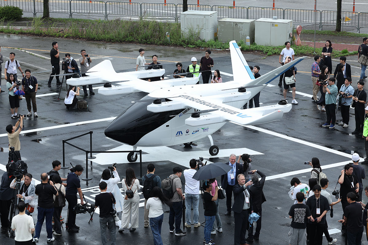 Para pengunjung pameran K-UAM Confex terlihat sedang memperhatikan sebuah pesawat mobilitas udara perkotaan (UAM) yang dipamerkan pada tanggal 15 Juli 2026 di Songdo, Kota Incheon. (Park Daejin)