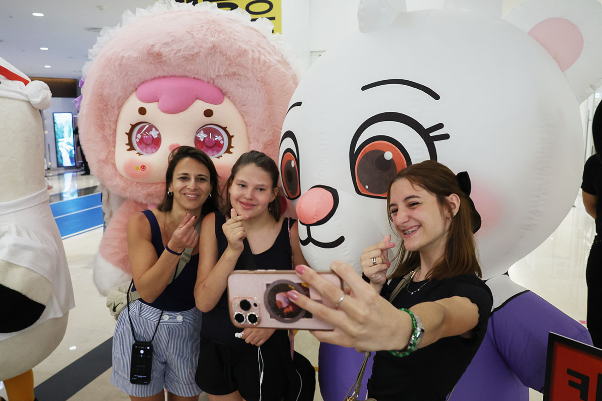 Tiga orang wisatawan asing terlihat sedang berfoto bersama boneka-boneka karakter yang hadir di Pameran Lisensi Karakter Korea Tahun 2026 pada tanggal 16 Juli 2026 di COEX, Gangnam-gu, Seoul. (Park Daejin)