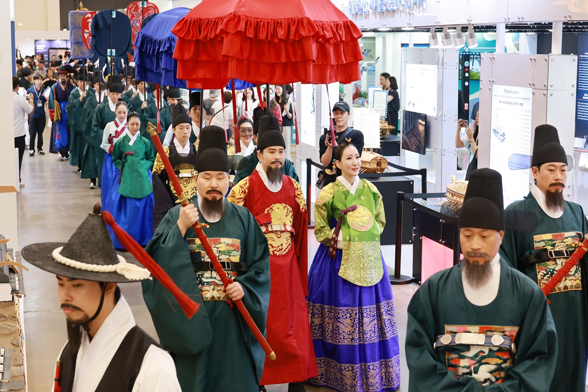 Pertunjukan Jalan-jalan Kerajaan yang menampilkan kembali arak-arakan keluarga kerajaan termasuk raja dan ratu Dinasti Joseon, digelar di area Paviliun Korea dalam rangka Sidang Komite Warisan Dunia UNESCO ke-48 di Hall 1 BEXCO, Haeundae-gu, Busan, pada tanggal 20 Juli 2026. (Yonhap News) 