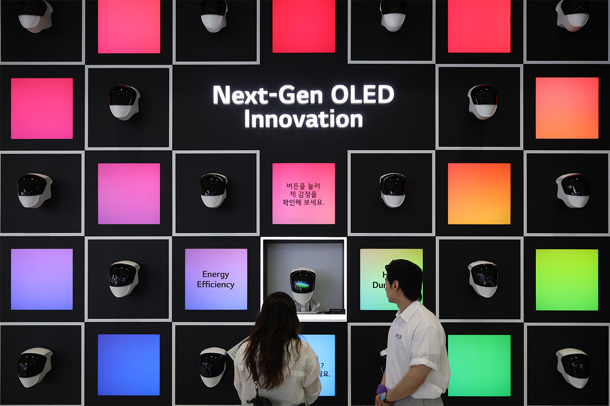 Para pengunjung terlihat sedang melihat-lihat area pameran pada ajang Korea Display Exhibition 2026 yang digelar di COEX, Samseong-dong, Gangnam-gu, Seoul, pada tanggal 22 Juli 2026. (Yonhap News)