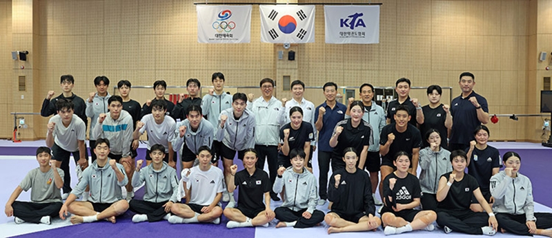Menteri Kebudayaan, Olahraga, dan Pariwisata Chae Hwi-young memberikan semangat kepada para atlet tim nasional taekwondo yang tengah menjalani pemusatan latihan untuk menghadapi Asian Games Aichi-Nagoya 2026 dan berfoto bersama mereka dalam kunjungannya ke Pusat Pelatihan Nasional Jincheon di Provinsi Chungcheongbuk pada tanggal 29 September 2025. (Kementerian Kebudayaan, Olahraga, dan Pariwisata)