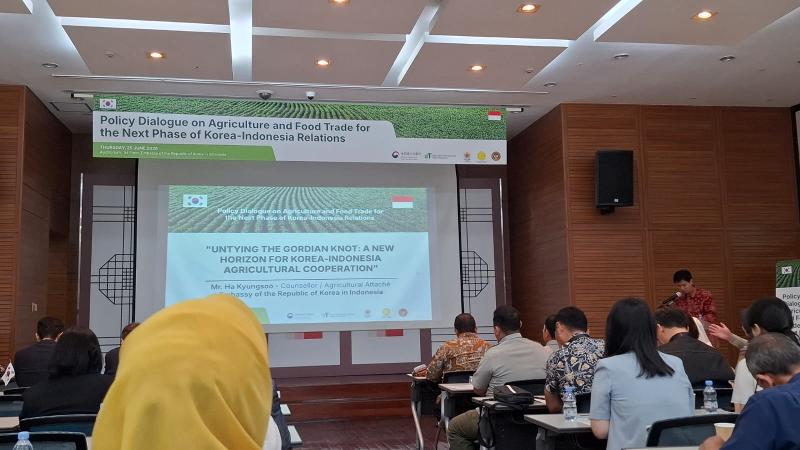 Atase Pertanian Kedutaan Besar Republik Korea di Indonesia, Ha Kyungsoo, memaparkan tantangan dan peluang kerja sama pertanian Korea-Indonesia dalam acara seminar kebijakan tanggal 25 Juni 2026 di Kedutaan Besar Republik Korea, Jakarta. 