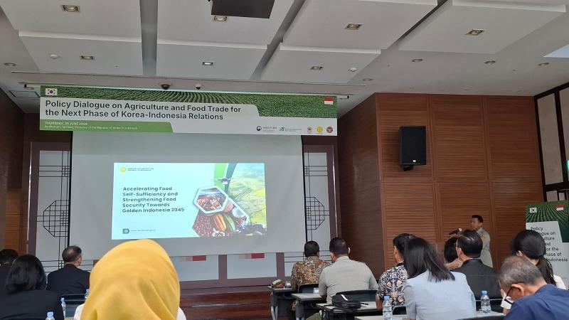 Ade Candradijaya selaku Kepala Biro Kerja Sama Kementerian Pertanian Republik Indonesia dalam paparannya mendiskusikan strategi swasembada dan ketahanan pangan di Indonesia.  