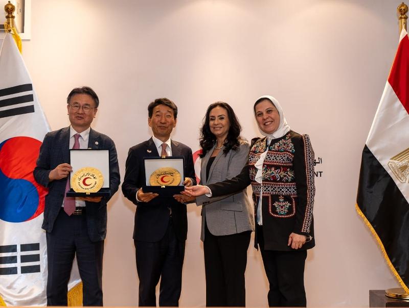 (Dari kiri ke kanan) direktur Jenderal Urusan Internasional dan Antar-Korea Palang Merah Korea Heo Jeong-gu, Duta Besar Korea untuk Mesir Kim Wan-joong, Menteri Solidaritas Sosial Mesir Maya Morsy, dan CEO Bulan Sabit Merah Mesir Amal Emam berfoto bersama pada upacara peluncuran proyek bantuan bagi pengungsi Palestina di Jalur Gaza dan Mesir yang digelar di Kairo, Mesir, pada tanggal 29 Juni 2026 (waktu setempat). (Kedutaan Besar Korea di Mesir)