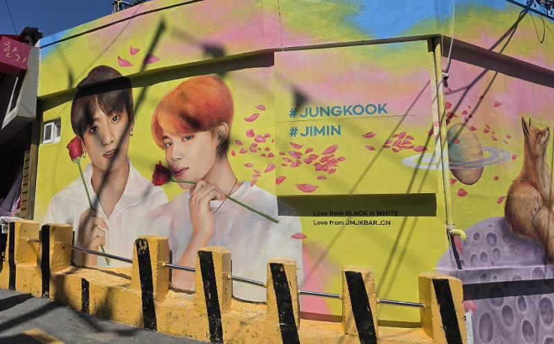 Mural duo Busan Jimin dan Jungkook BTS di Desa Budaya Gamcheon menjadi salah satu spot foto favorit pengunjung, dan diabadikan penulis saat berkunjung pada Senin (15/6/2026). 