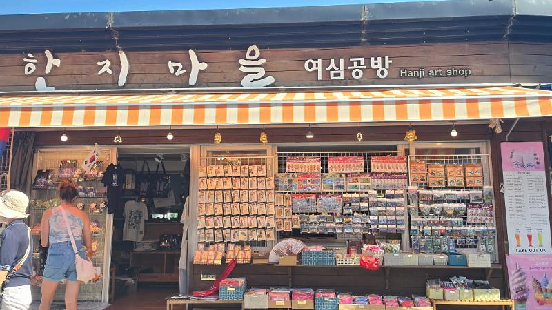 Salah satu toko suvenir di Desa Budaya Gamcheon difoto oleh penulis saat berkunjung pada Senin (15/6/2026).  