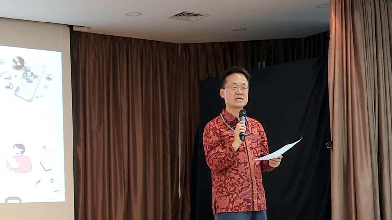 Potret Direktur KCCI, Lee Sang Jun, memberikan sambutan kepada para K-Influencer dan Wartawan Kehormatan yang hadir secara luring maupun daring. (Maulia Resta Mardaningtias) 