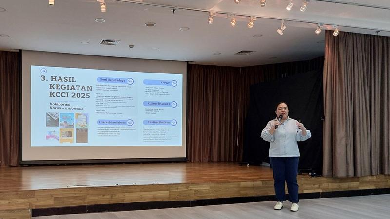 Potret staf KCCI memaparkan hasil kegiatan KCCI sepanjang tahun 2025. (Maulia Resta Mardaningtias) 
