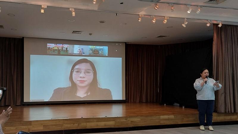 Potret Margareth Theresia dari Korea.net yang hadir secara daring sebagai pembicara dalam sesi temu wicara bertajuk Membuat Artikel Menarik tentang Korea. (Maulia Resta Mardaningtias) 