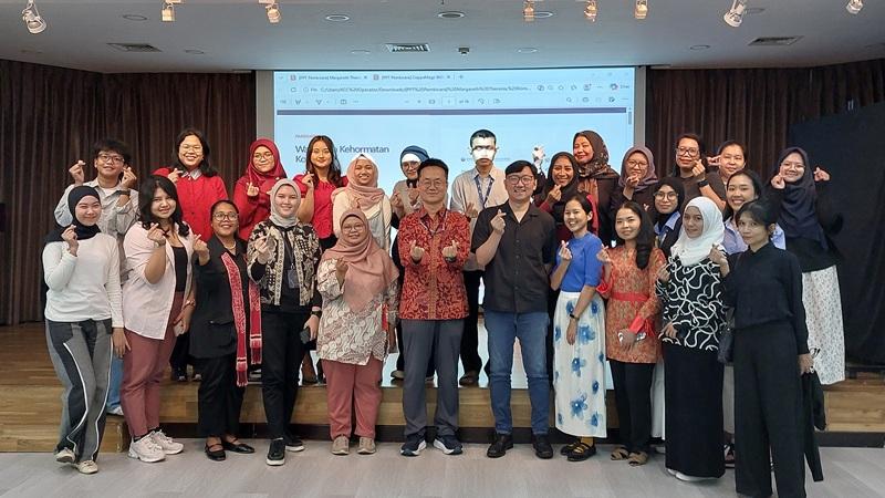 Para Wartawan Kehormatan dan K-Influencer yang hadir secara luring berfoto bersama Direktur KCCI dan Coppamagz. (Maulia Resta Mardaningtias)  