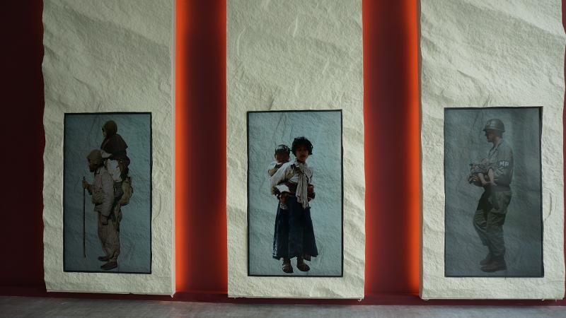 Sebelum memasuki ruang pameran khusus Warisan Busan sebagai Ibu Kota Sementara pada Masa Pengungsian di Museum Sejarah Modern dan Kontemporer Busan, pengunjung disambut oleh potret pilu para pengungsi dan situasi kemanusiaan selama masa Perang Korea (1950-1953). 