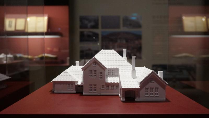 Miniatur 3D berwarna putih dari gedung Aula Peringatan Ibu Kota Sementara yang terletak di Seo-gu, Busan. 