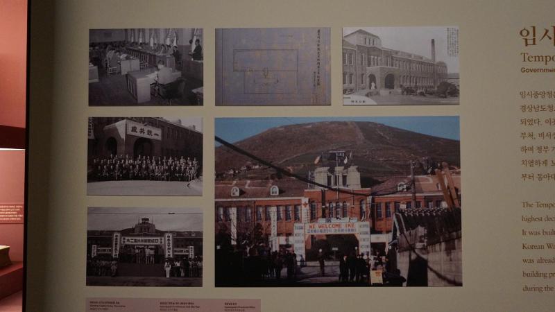 Gambar ini merupakan dokumentasi Gedung Kompleks Pemerintahan Sementara di Busan saat Perang Korea berlangsung tahun 1950-1953. 