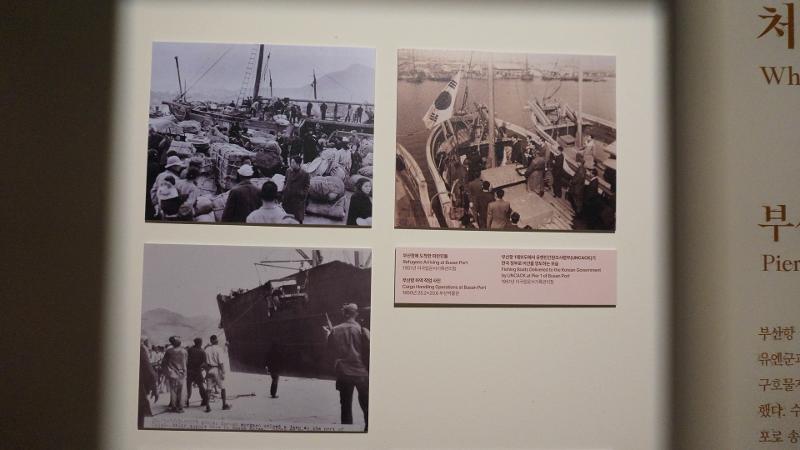 Potret ini merupakan dokumentasi aktivitas logistik, kedatangan pengungsi, dan bantuan internasional di Pelabuhan Busan selama masa Perang Korea (1950-1953).  