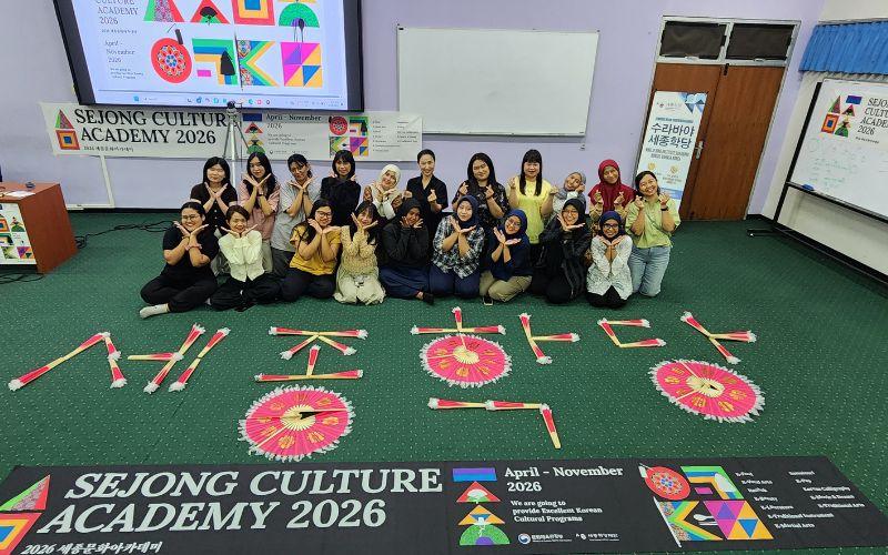 Para peserta kelas buchaechum berfoto bersama dalam Sejong Culture Academy (SCA) 2026 yang digelar pada tanggal 17-20 Juni 2026 di King Sejong Institute Surabaya. 