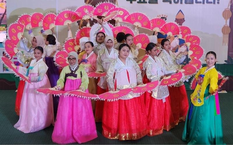 Seluruh peserta SCA 2026 berfoto bersama Song Mhin Suk pada saat gladi sebelum tampil di acara kelulusan semester 1 King Sejong Institute Surabaya pada tanggal 20 Juni 2026.  