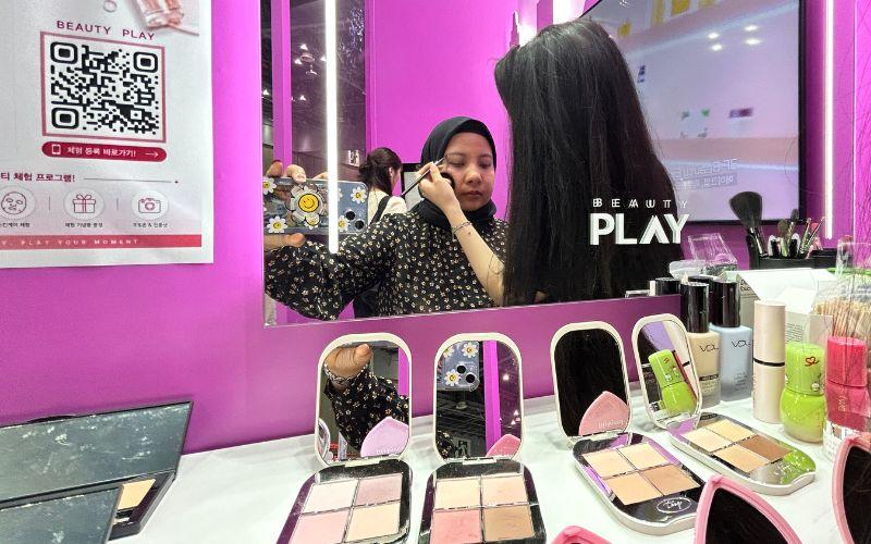 Penulis mencoba layanan rias dan pengalaman produk kecantikan Korea di stan Beauty Play dalam area MyK Street pada tanggal 27 Juni 2026 di MyK Festa 2026. 