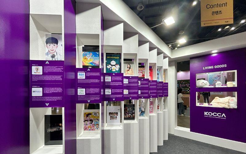 Papan informasi di stan Korea Creative Content Agency (KOCCA) menjelaskan perusahaan-perusahan dari program Korea Content IP Plus (KIPLUS) yang diberi dukungan untuk berkolaborasi dengan kekayaan intelektual (IP) Korea yang telah mendunia. 