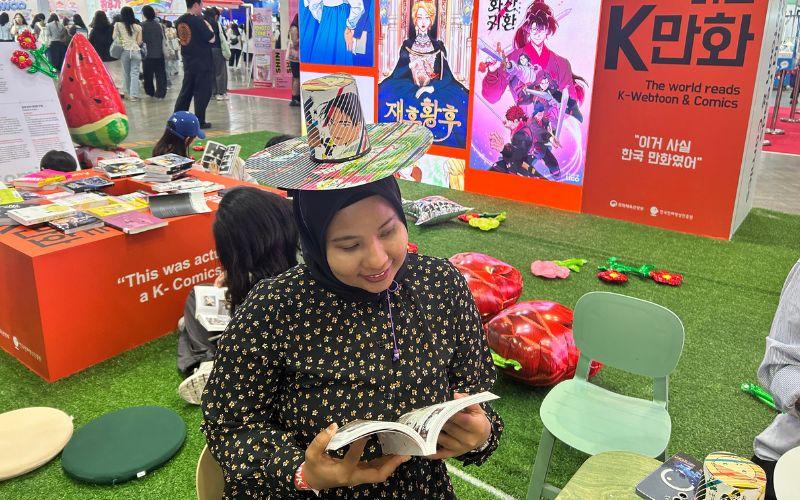 Stan Korea Manhwa Contents Agency menampilkan judul-judul unggulan Korea sekaligus area aktivitas membuat gat (topi tradisional Korea) dengan hiasan karakter webtun dan komik Korea 