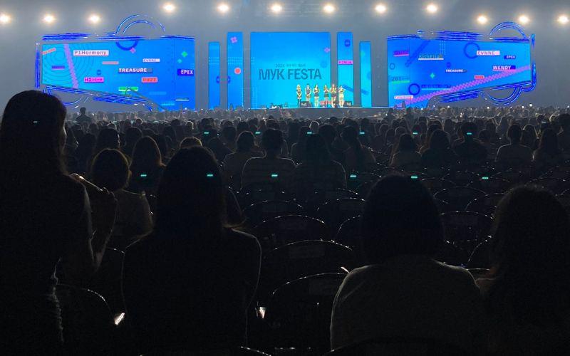 Penampilan para bintang K-pop di panggung MyK Live pada malam kedua MyK Festa 2026 yang dimeriahkan oleh Highlight, Wendy, ZEROBASEONE, EPEX, izna, dan KickFlip pada tanggal 27 Juni 2026 di KINTEX, Goyang  