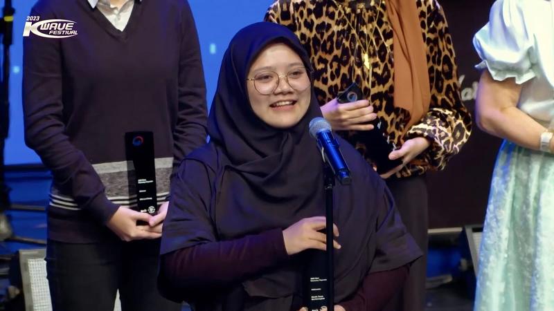 Maulia Resta mendapatkan penghargaan Wartawan Kehormatan Terbaik tahun 2023 pada acara K-Wave Festival 2023 yang diselenggarakan pada tanggal 4 November 2023 di Daloreum Theatre, Teater Nasional Korea, Seoul. (Tangkapan layar acara K-Wave Festival 2023 di saluran Youtube resmi Korea.net) 