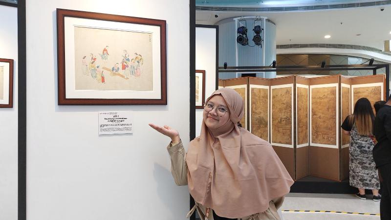 Foto ini merupakan momen Maulia menghadiri acara Pameran Lukisan Masyarakat Tradisional Korea tanggal 29 September 2024 di Korea 360, Lotte Shopping Avenue, Jakarta. (Maulia Resta)  