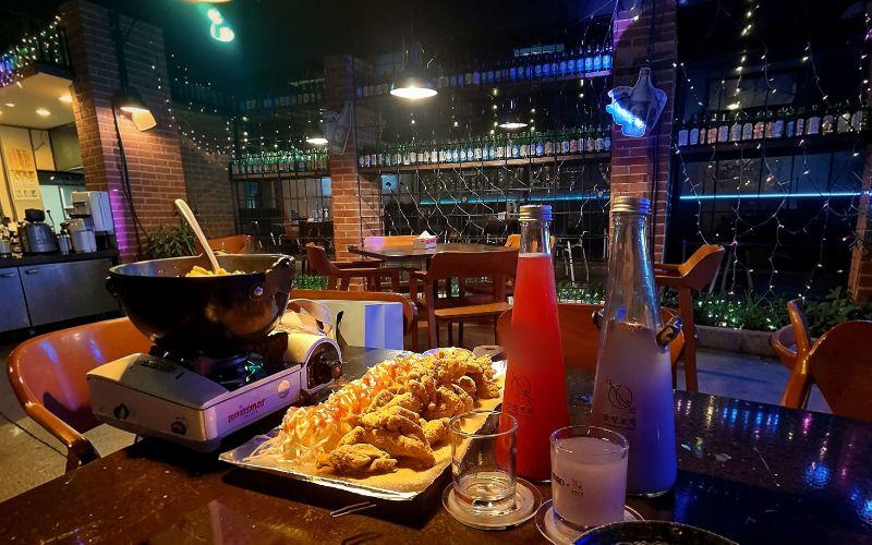 Suasana sebuah restoran Korea di kawasan Kemang, Jakarta Selatan, pada 13 Januari 2026. Konsep interior modern dan estetik yang dipadukan dengan hidangan khas Korea menjadi bagian dari pengalaman bersantap yang diminati pelanggan. 