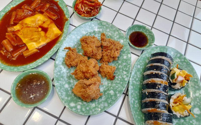 Hidangan khas Korea, seperti tokpoki, ayam goreng khas Korea, kimbap, dan kimci, disajikan di sebuah restoran Korea di kawasan BSD, Tangerang Selatan. 