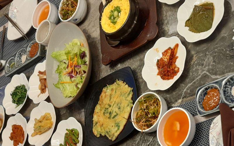 Berbagai hidangan khas Korea disajikan di sebuah restoran Korea di Senopati pada tanggal 10 Mei 2025.  