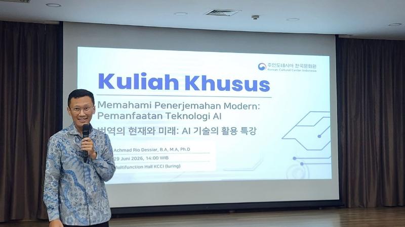 Achmad Rio Dessiar memaparkan materi Memahami Penerjemahan Modern: Pemanfaatan Teknologi AI pada tanggal 29 Juni 2026 di KCCI, Jakarta. 