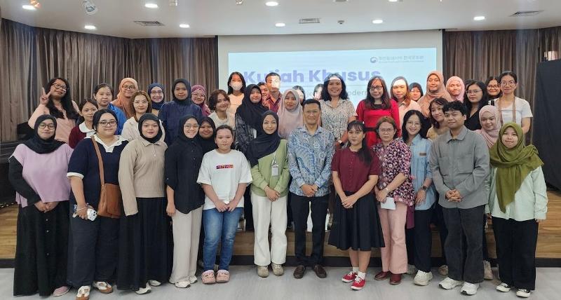 Peserta berfoto bersama Achmad Rio Dessiar usai kuliah umum Memahami Penerjemahan Modern: Pemanfaatan Teknologi AI yang digelar pada tanggal 29 Juni 2026 di KCCI, Jakarta.  