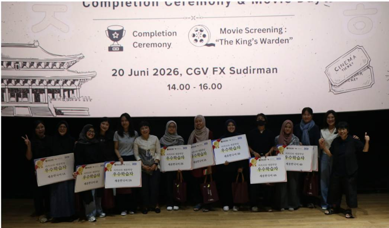 Sembilan siswa berprestasi dari berbagai kelas berfoto bersama Kepala KSI Jakarta, Fifi Effendi, serta para pengajar pada hari Sabtu (20/06/202)6 di CGV FX Sudirman. (KSI Jakarta) 