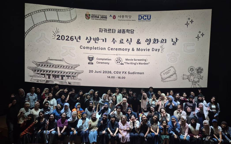 Seluruh siswa, pengajar, dan Kepala KSI Jakarta mengakhiri Completion Ceremony & Movie Day 2026 dengan foto bersama pada hari Sabtu (20/06/202)6 di CGV FX Sudirman. (Yuliana Jasin)  