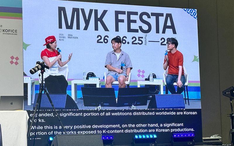 Layar terjemahan langsung selama sesi MyK Voice membantu pengunjung internasional memahami jalannya diskusi secara waktu nyata pada hari Sabtu (27/6/2026) di KINTEX.  