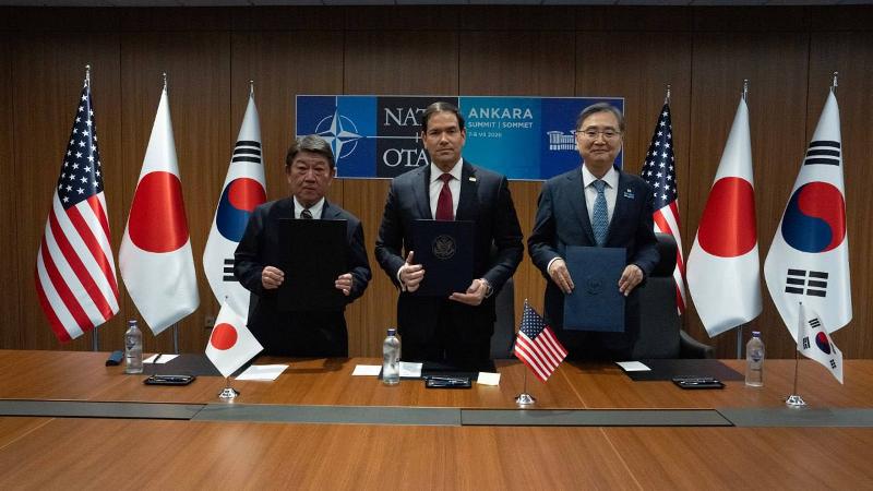 Menteri Luar Negeri, Cho Hyun (kanan); Menteri Luar Negeri Amerika Serikat, Marco Rubio (tengah); dan Menteri Luar Negeri Jepang, Toshimitsu Motegi berfoto bersama setelah menandatangani Memorandum Kerja Sama pada tanggal 7 Juli 2026 (waktu setempat) di Ankara, Turkiye. (Kementerian Luar Negeri)  