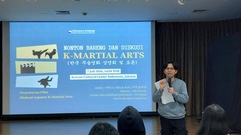 Potret staf KCCI menjelaskan konsep diskusi dan membagi peserta ke dalam tiga kelompok kecil dalam acara Nonton Bareng dan Diskusi K-Martial Arts hari Selasa (07/07/2026) di KCCI, Jakarta. (Maulia Resta Mardaningtias) 