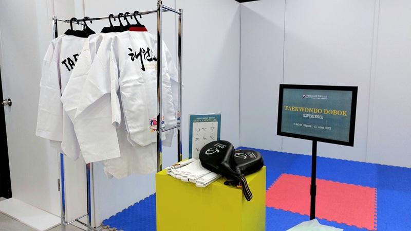 Peserta berkesempatan mencoba sekaligus berfoto seragam taekwondo dalam acara Nonton Bareng dan Diskusi K-Martial Arts hari Selasa (07/07/2026) di KCCI, Jakarta. (Maulia Resta Mardaningtias) 